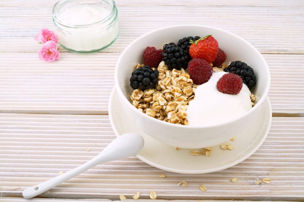 berry yogurt bowl, raspberries, strawberries, blackberries, oats