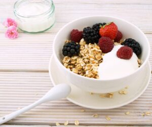 berry yogurt bowl, raspberries, strawberries, blackberries, oats